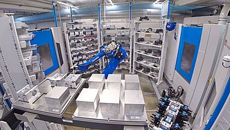 Blick in den Automationsbereich einer Fertigungsinsel mit zwei HELLER HF 3500
