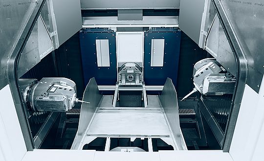 Double-spindle machining of a mega casting workpiece. Double-spindle machining of a mega casting workpiece.